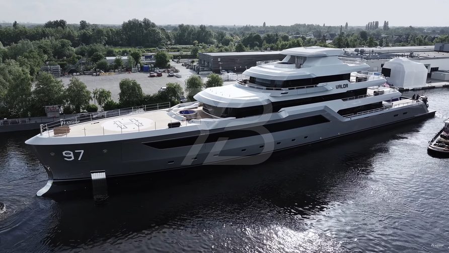 Valor yacht exterior 7