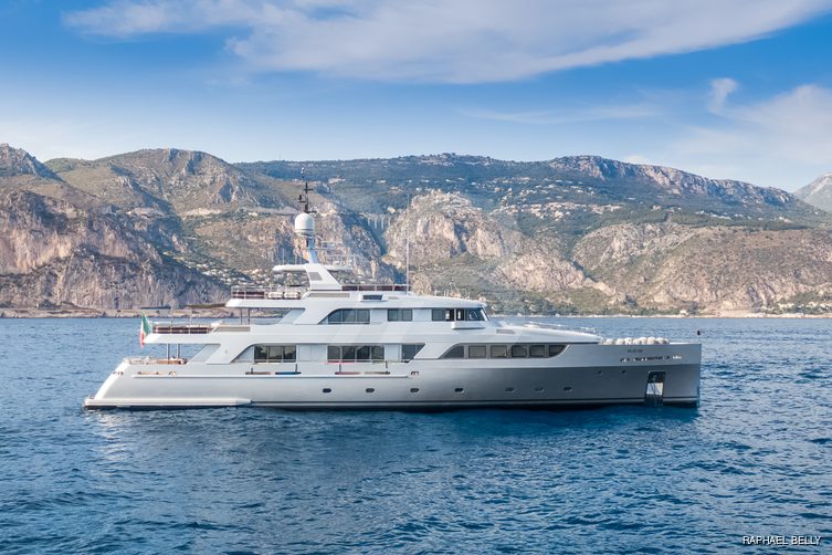 Dragoluna yacht exterior 2