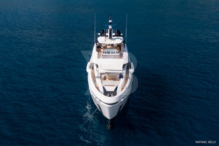 Attitude yacht exterior 3