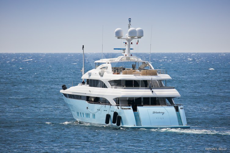 Vertigo yacht exterior 6