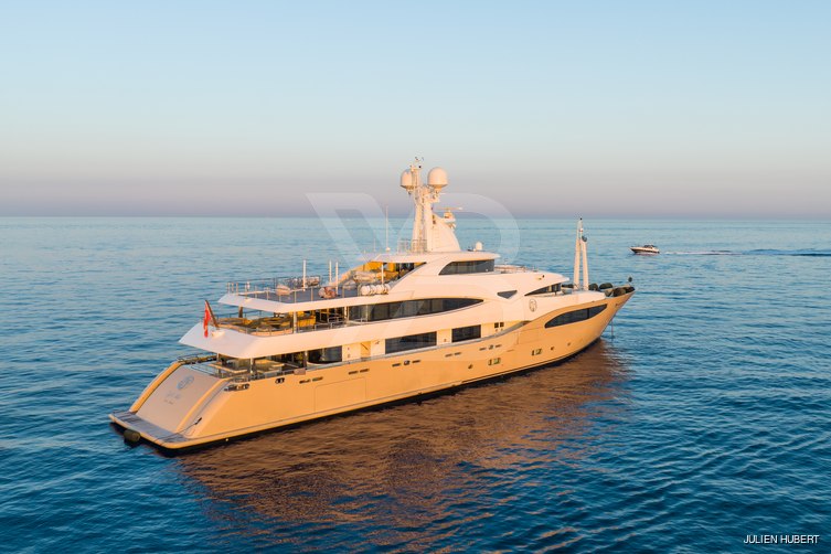 Light Holic yacht exterior 13