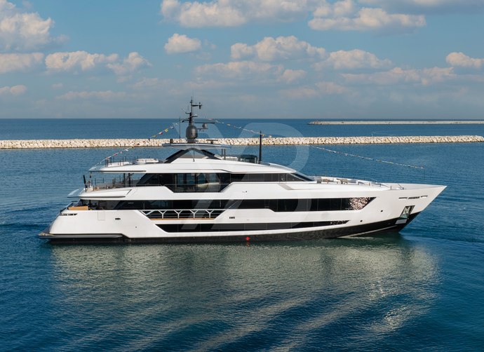 Lady Dia yacht exterior 2