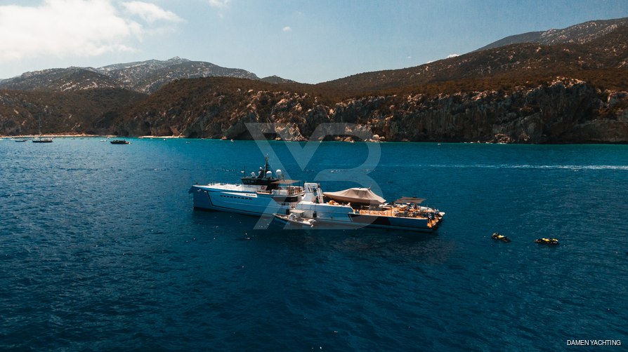 Chasing Romance yacht exterior 5