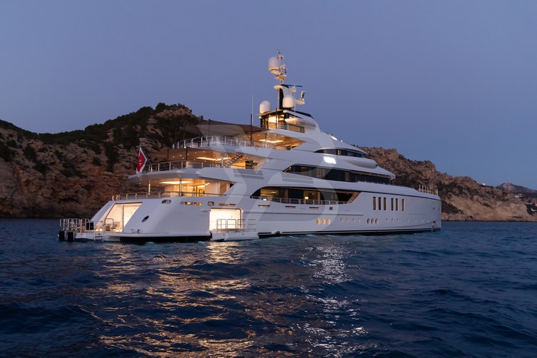 Artisan yacht exterior 175