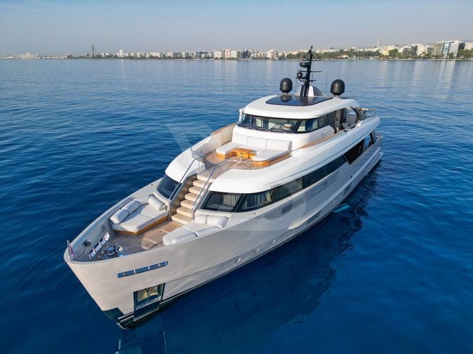 Speranza II yacht exterior 2