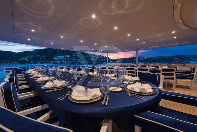 Queen Miri yacht interior 11