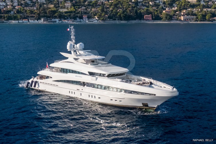 R Juniors yacht exterior 13