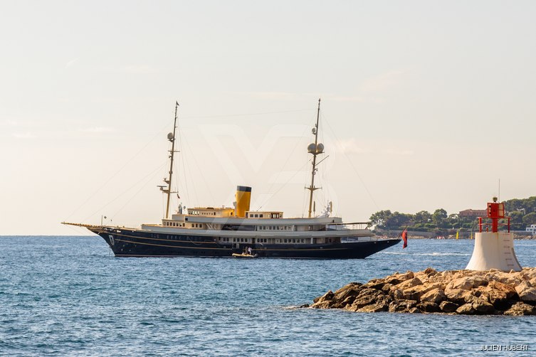 Nero yacht exterior 2