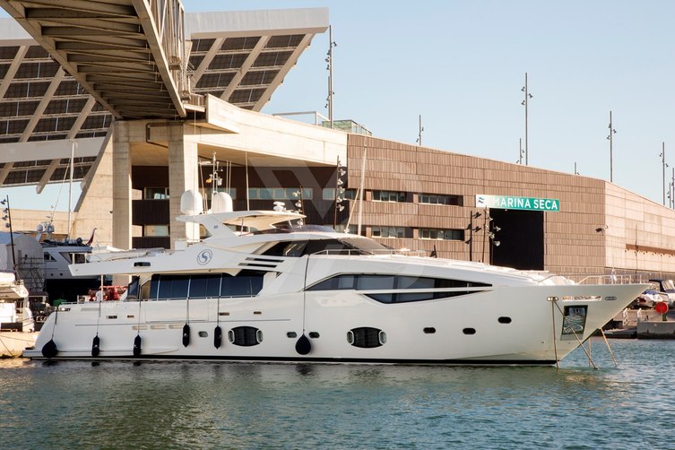 Uhud yacht exterior 4
