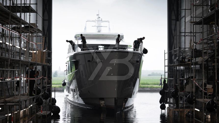 Q43 yacht exterior 17