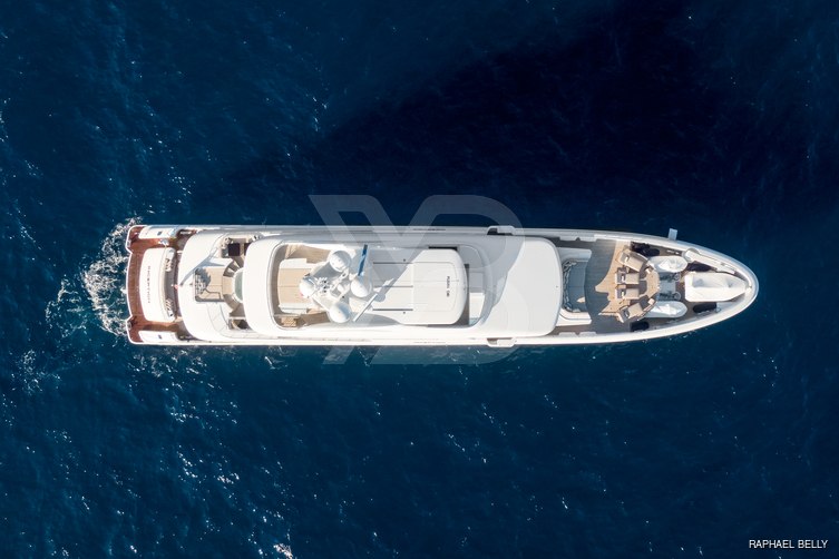 R Juniors yacht exterior 7