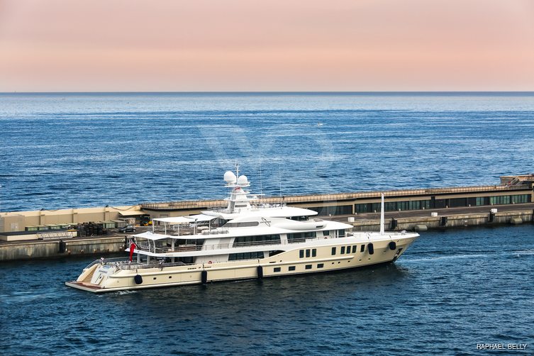 Universe yacht exterior 3