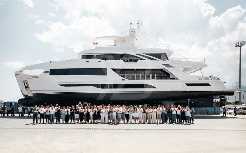 Familia yacht exterior 13