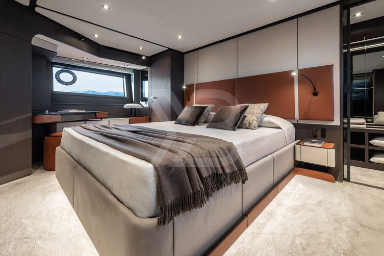 Ferretti 800/01 yacht interior 9