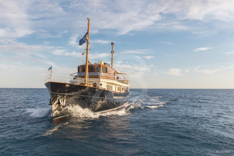 Taransay yacht exterior 3