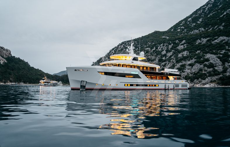 Heeus yacht exterior 4