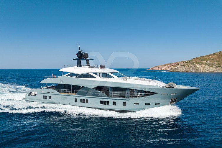 Leonidas yacht exterior 2