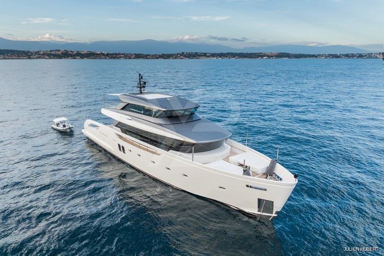 Ami yacht exterior 3