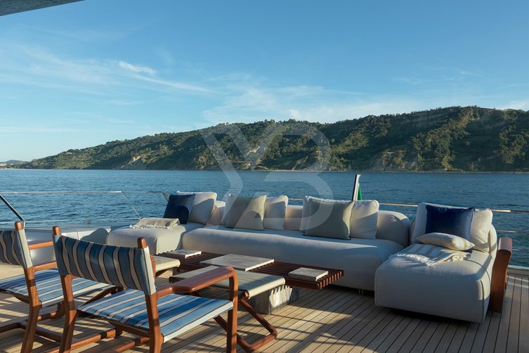 WHY 200/ 06 yacht exterior 4