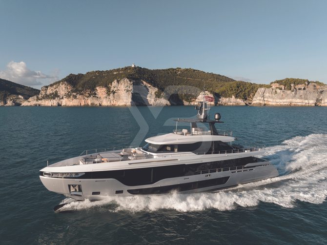 Luz de Mar yacht exterior 6