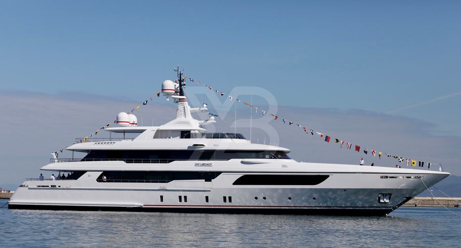 Cocktails yacht exterior 14