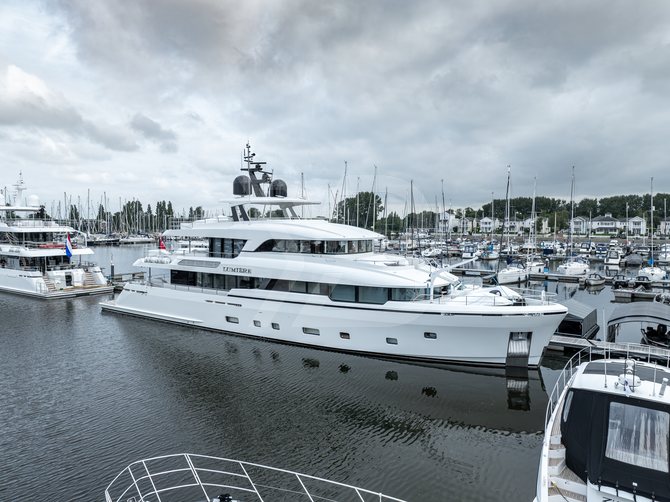 Lumière yacht exterior 13