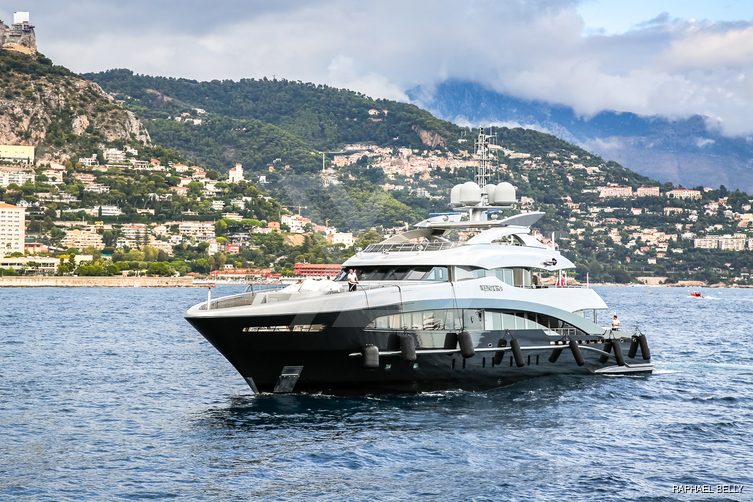 Sily yacht exterior 3