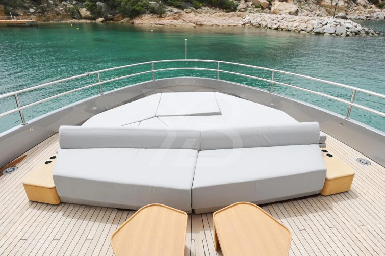 Alma III yacht exterior 3