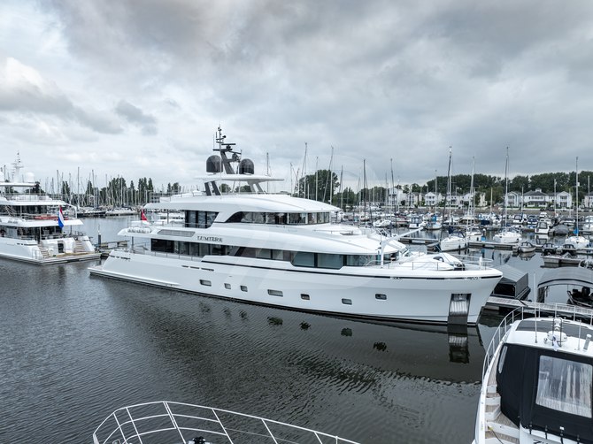 Lumière yacht exterior 8