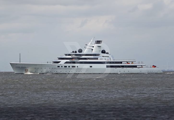 Dragonfly yacht exterior 14