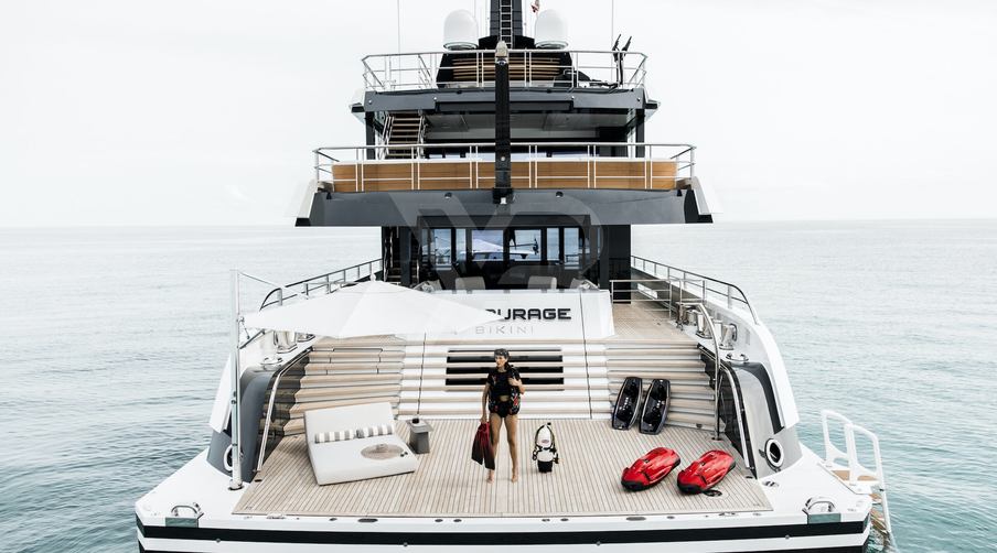 Entourage yacht exterior 6