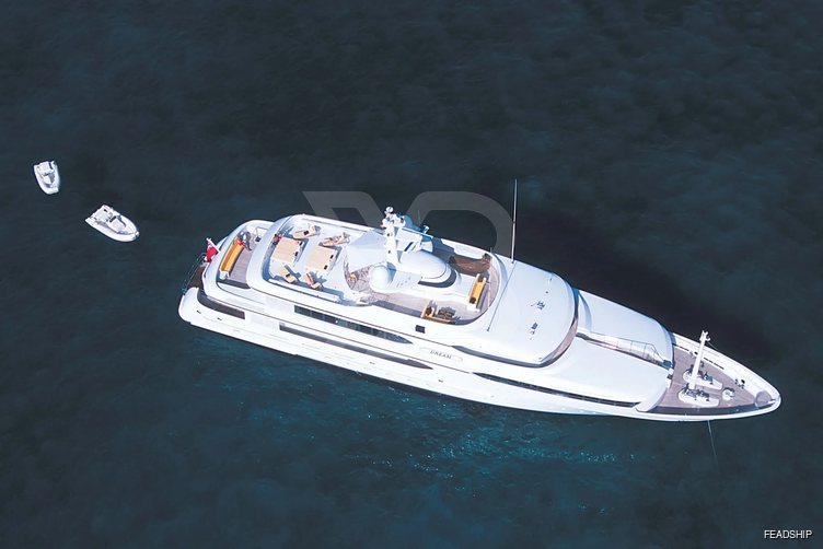 Amanti yacht exterior 4