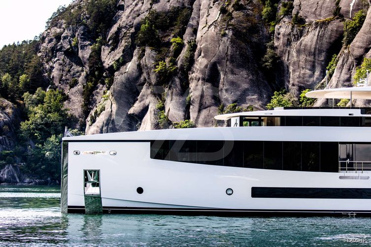 Graycliffs yacht exterior 8