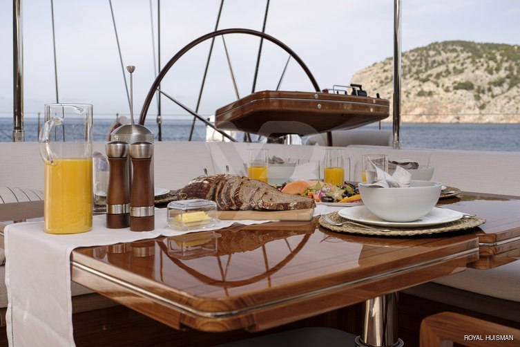 Apsara yacht interior 9