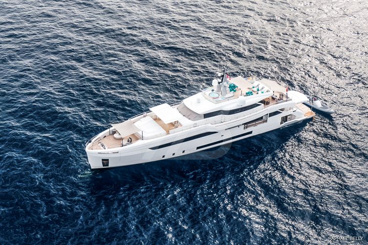 Timeless yacht exterior 14