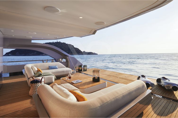 Tanelorn yacht exterior 4