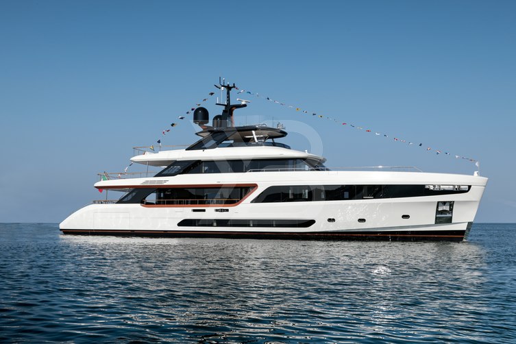 Koju yacht exterior 13