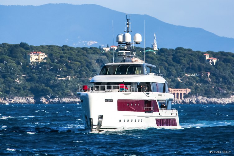 Quinta Essentia yacht exterior 6