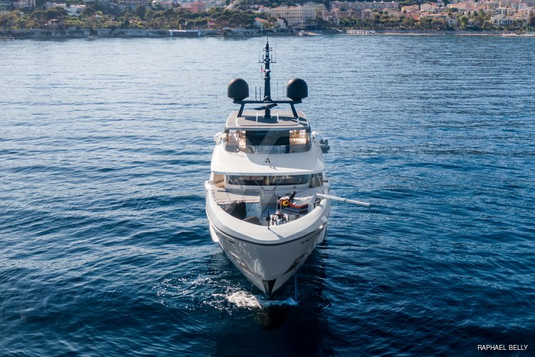 X yacht exterior 3