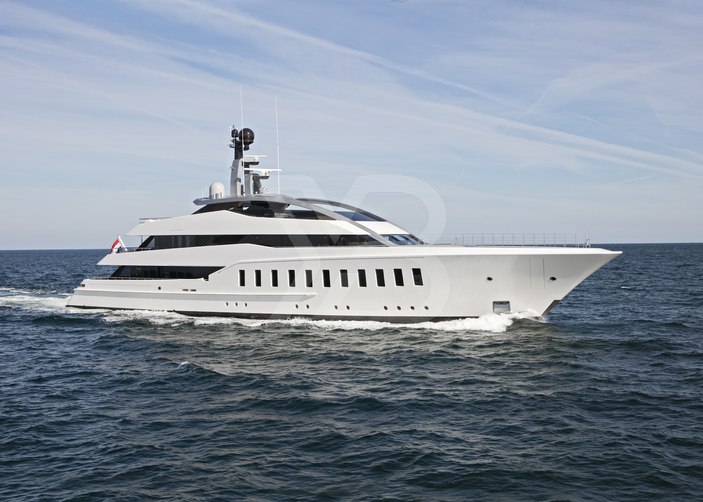 Halo yacht exterior 11