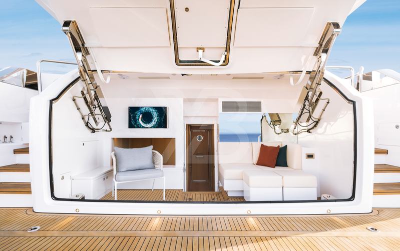 Amphib yacht interior 5