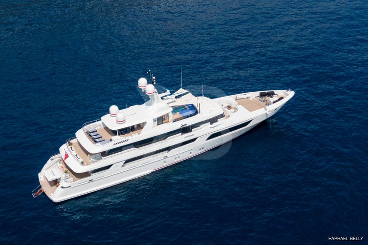 Cocktails yacht exterior 6