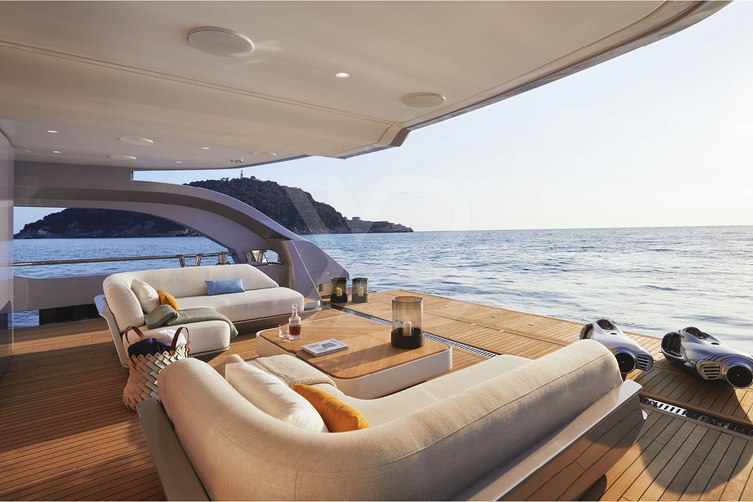 Shabby yacht exterior 4