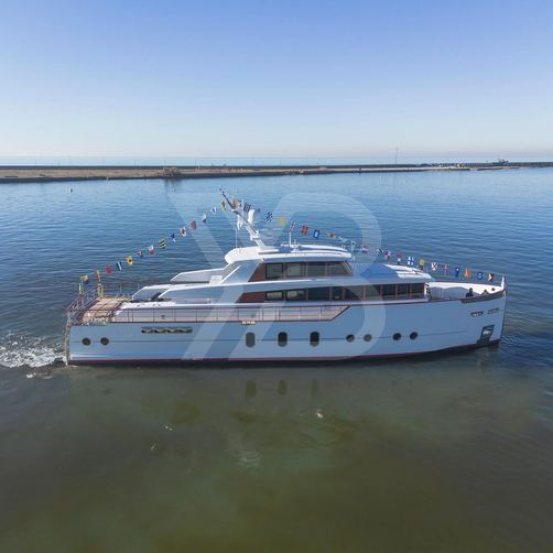 Vero yacht exterior 3