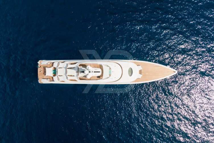 Alvia yacht exterior 4