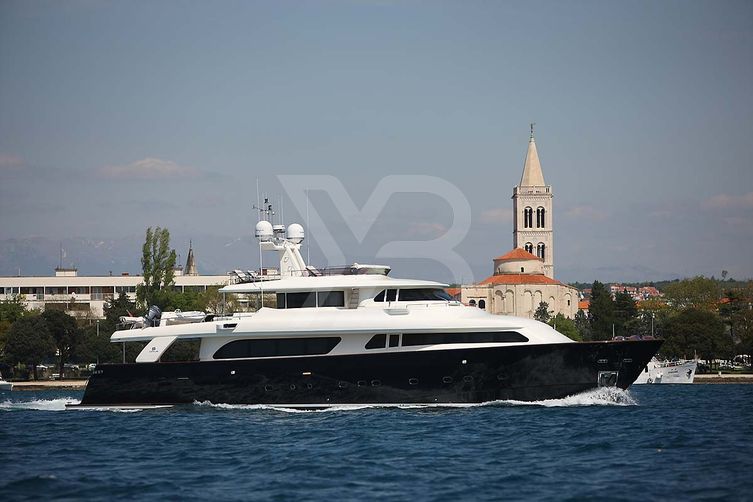 Klobuk yacht exterior 2