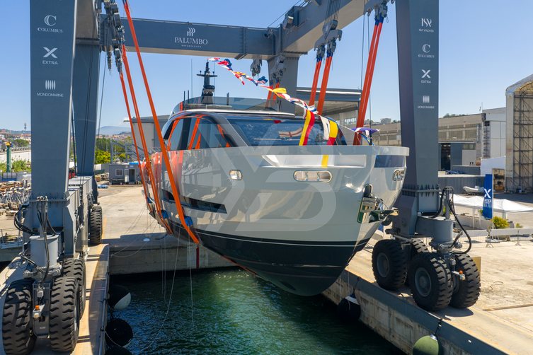 Iva yacht exterior 3