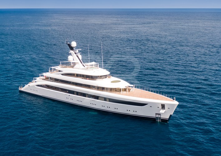 Alvia yacht exterior 8