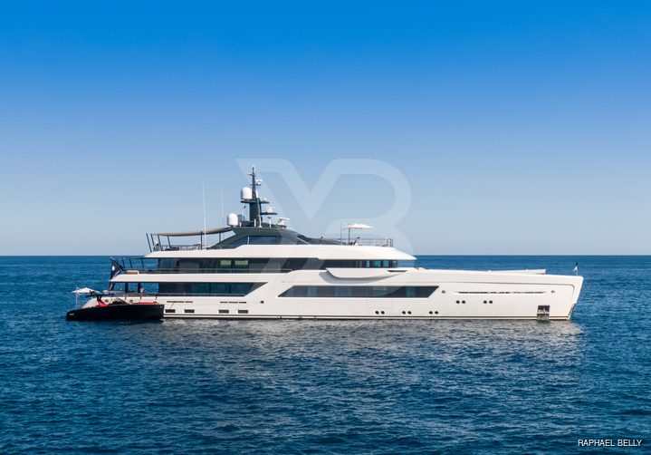 Entourage yacht exterior 25