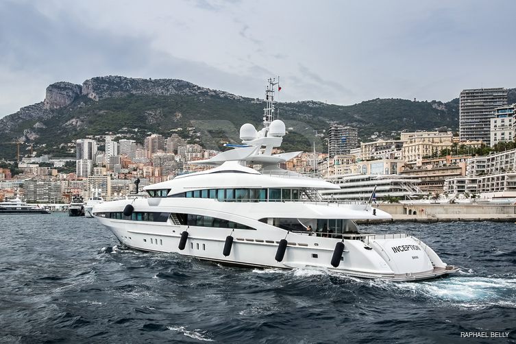 R Juniors yacht exterior 6